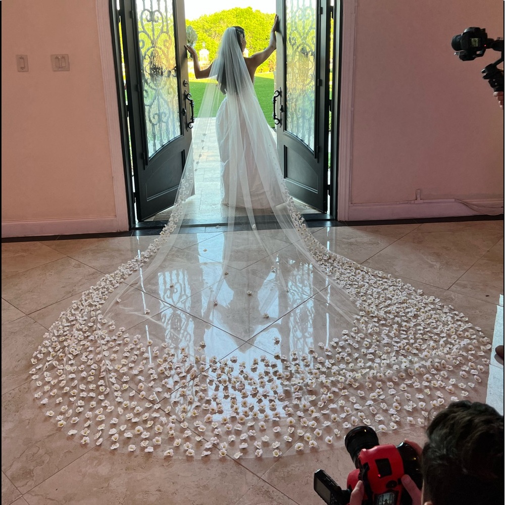 Breathtaking 12.5ft Long Bridal Designer 3D Flower Cathedral Veil with Comb 🤩💒 - Picture 7 of 13